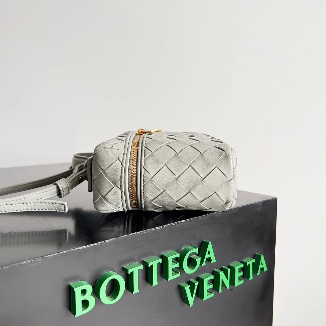 Batch 1360 Bottega Veneta 24 spring and summer woven zipper crossbody bag. A crossbody bag that can be used as a cosmetic bag. The exquisite weaving and compact body are an indispensable accessory for the upcoming summer. The double zipper also better protects the bag. It has a large capacity. If you like it, don’t miss it. Style number: 789109 Size: 22*12.5*5cm